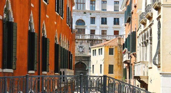 Beautiful houses on a narrow street in Venice, Italy — Stock Photo, Image