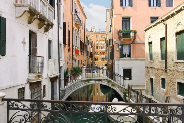 Pintorescas casas italianas en un estrecho canal en Venecia, Italia —  Fotos de Stock