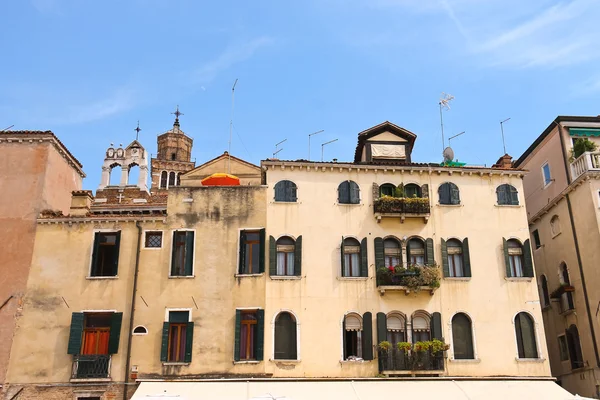 Malerisches italienisches Haus auf dem Hintergrund der Kirche Santa Maria — Stockfoto
