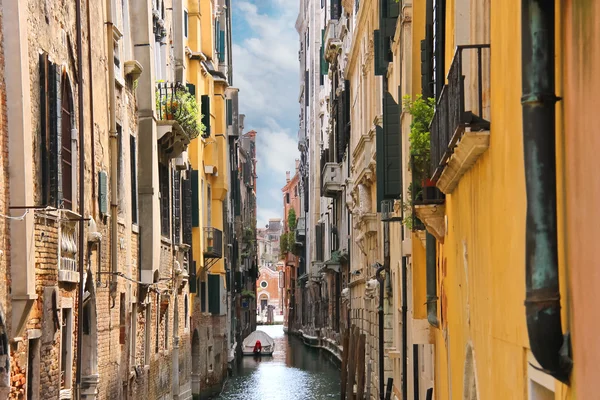 Casa en un estrecho canal en Venecia, Italia — Foto de Stock