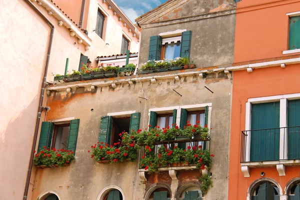 Malerisches italienisches Haus mit Blumen auf den Balkonen — Stockfoto