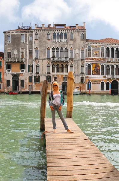 Attraktiva flicka på en bro i Venedig, Italien — Stockfoto