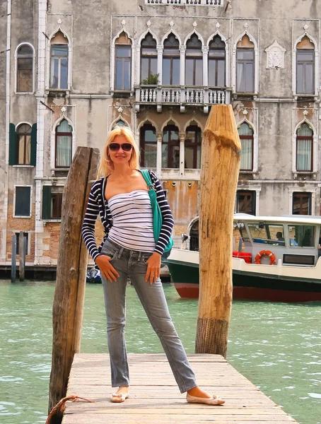 在威尼斯，意大利的一座桥上有魅力的女孩 — 图库照片