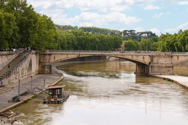 プロムナードやローマでは、ita テヴェレ川を渡る橋の人々 — ストック写真