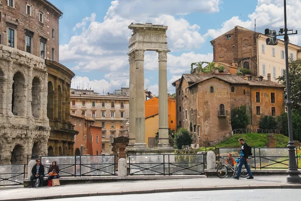 Gente en la calle cerca de pintorescas ruinas en Roma, Italia —  Fotos de Stock