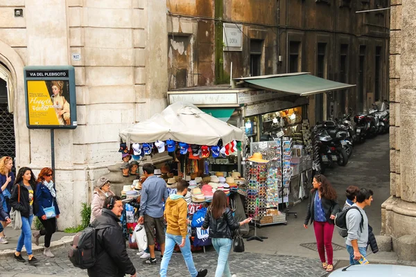 ローマ、イタリアの街の人々 — ストック写真