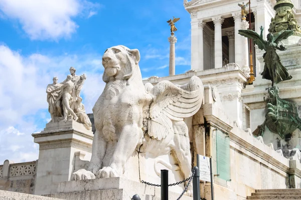 Estátuas em um monumento a Victor Emmanuel II. Piazza Venezia, Rom — Fotografia de Stock