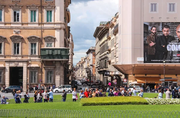 Turistas ver as vistas sobre a Piazza Venezia em Roma, Itália — Fotografia de Stock