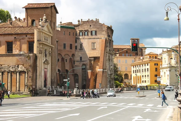 People on  street near the picturesque ancient building in Rome, — Stock Photo, Image