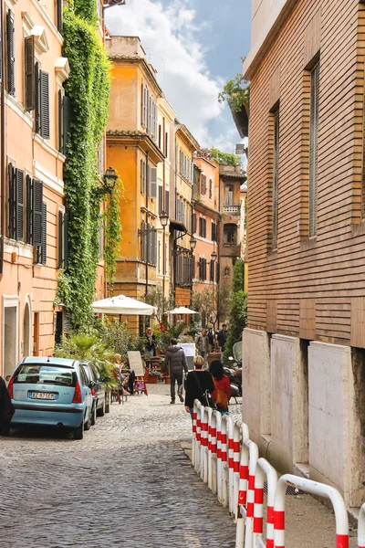 Insanlar pitoresk dar sokakta, Roma, İtalya — Stok fotoğraf