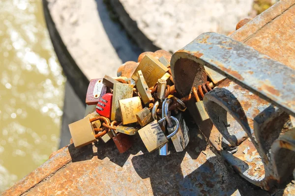 Fechaduras de amor na ponte através do Tibre em Roma, Itália — Fotografia de Stock