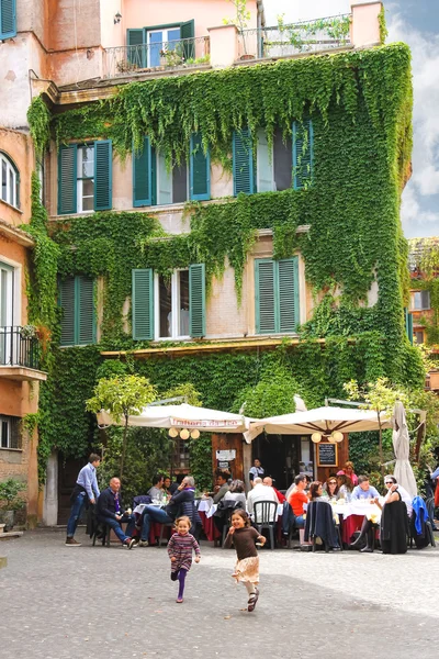 Çocuk oyun yakın açık kafe masaları, Roma, İtalya — Stok fotoğraf