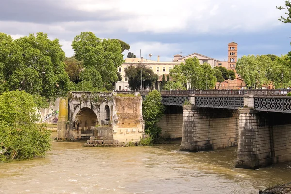People on the bridge across the Tiber in Rome, Italy — Stock Photo, Image