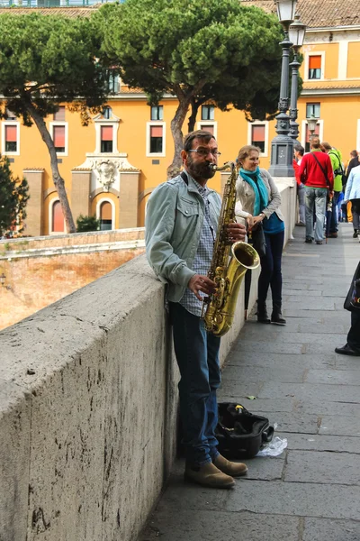 Musisi jalanan memainkan saxophone di Roma, Italia — Stok Foto