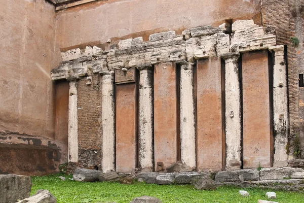 Colonnade de un templo antiguo, como parte de un edificio en Roma, I — Foto de Stock