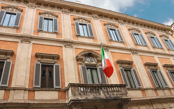 Flagge und Wappen auf einem Gebäude in Rom, Italien — Stockfoto