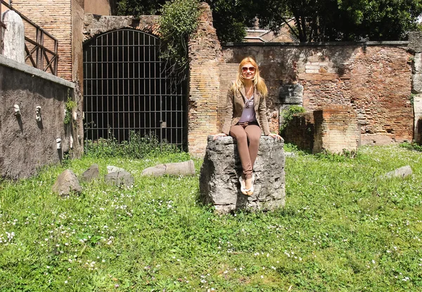 Aantrekkelijk meisje in de buurt van de schilderachtige ruïnes van rome, Italië — Stockfoto