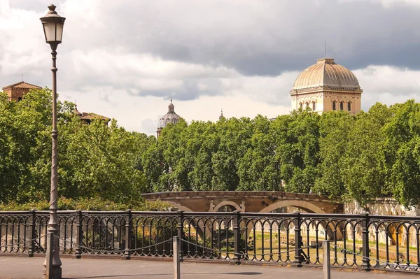 Bridges over the Tiber River in Rome, Italy — Stock Photo, Image