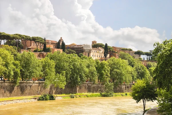 Живописная набережная реки Тибр в Риме, Италия — стоковое фото