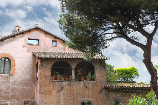 Picturesque Italian mansion under a pine tree — Stock Photo, Image