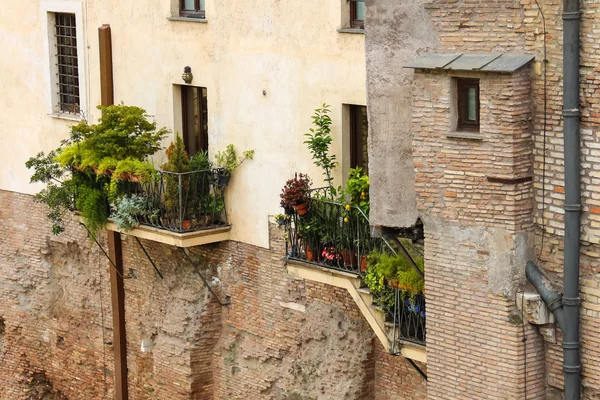 Caratteristica casa italiana con fiori sui balconi — Foto Stock