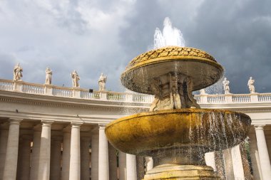 Çeşme Vatikan, San Pietro Meydanı'nda. Roma, İtalya