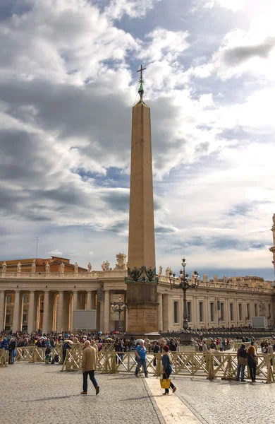 Pessoas na Praça de São Pedro na Cidade do Vaticano — Fotografia de Stock