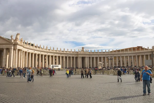 Emberek, a Szent Péter téren a Vatikán — Stock Fotó
