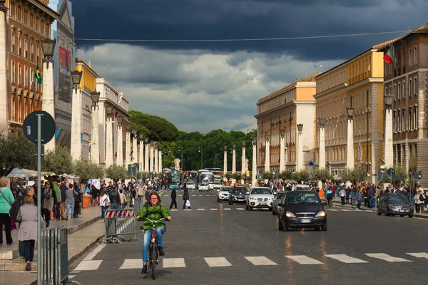 Lidé na ulici via della conciliazione. Vatikán, Itálie — Stock fotografie