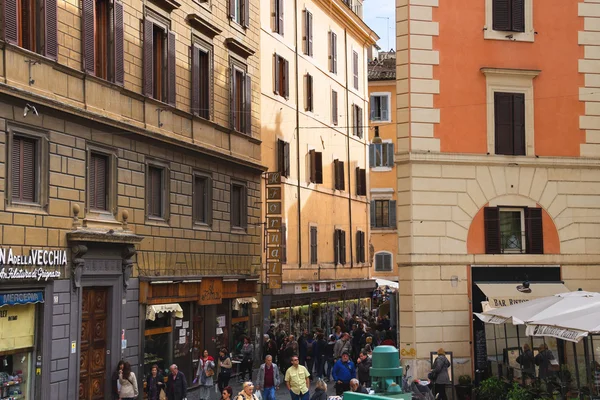 ローマ、イタリアの街の人々 — ストック写真