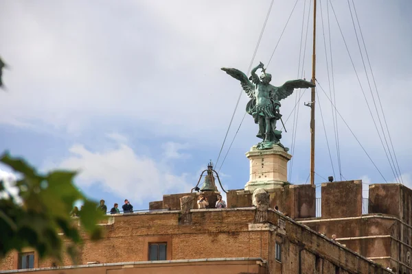 人们在圣天使城堡，罗马，意大利 — 图库照片