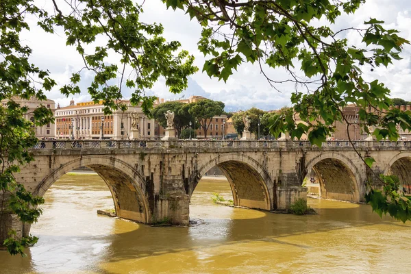 Personas en el puente de Castel Sant 'Angelo en Roma, Italia —  Fotos de Stock