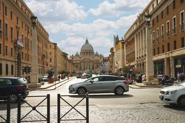 Pemandangan Basilika di San Pietro dari Via della Conciliazione . — Stok Foto