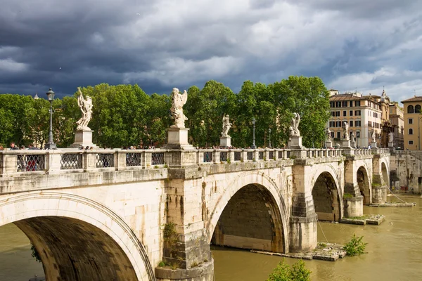Personas en el puente de Castel Sant 'Angelo en Roma, Italia —  Fotos de Stock
