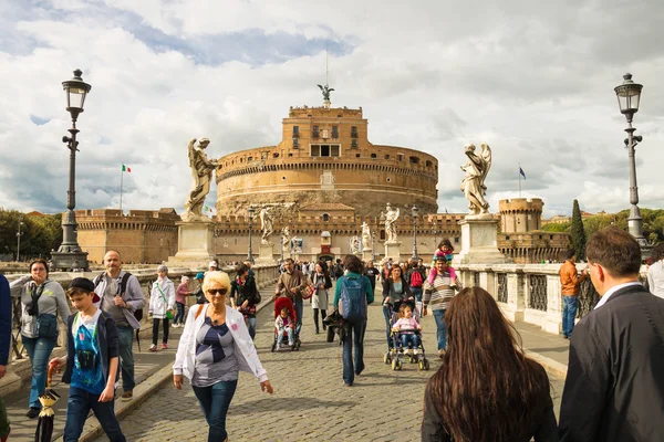 Ludzie na moście castel Sant'Angelo w Rzym, Włochy — Zdjęcie stockowe