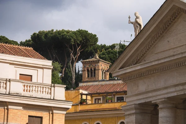 Colonnade ve Vatikan binalarda. Roma, İtalya — Stok fotoğraf