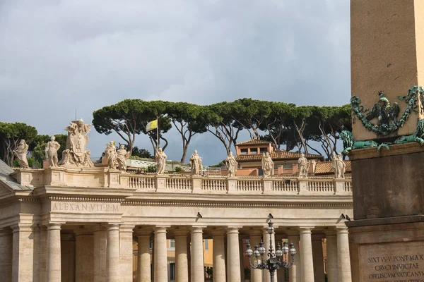 Statyer på pelargången i Peterskyrkan. Vatikanstaten, — Stockfoto