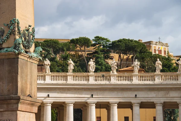 Sochy na kolonádě baziliky svatého Petra. Vatikánský městský stát, — Stock fotografie
