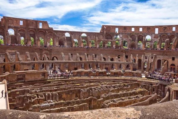 Pessoas no Coliseu de Roma, Itália — Fotografia de Stock