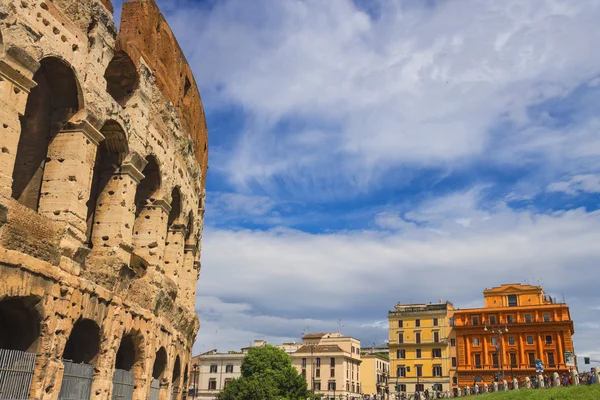 Gente cerca del Coliseo en Roma, Italia — Foto de Stock