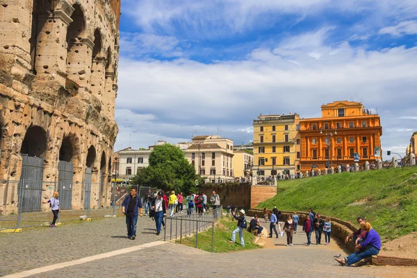 People near the Colosseum in Rome, Italy — Stock Photo, Image