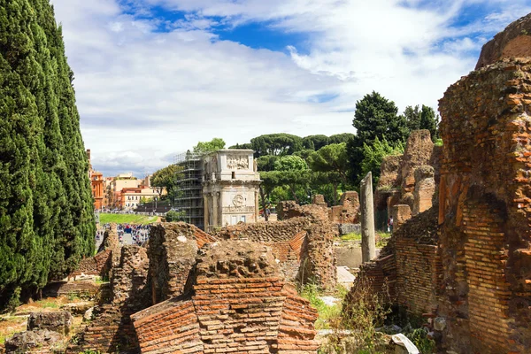 Picturesque ruins on the background of Arches of Constantine in — Stock Photo, Image