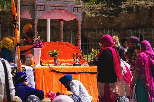 People pray at a Hindu temple in  Rome, Italy — Stock Photo, Image