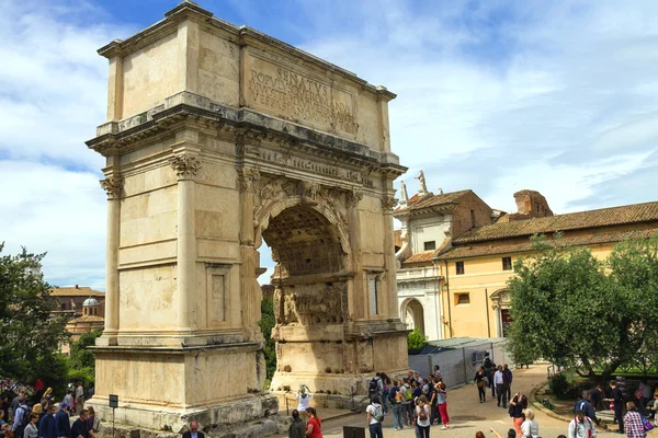 Turistas en la plaza cerca del Arco del Triunfo de Tito en Roma, Ita — Foto de Stock