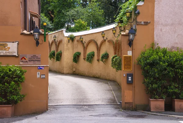 Infarten till gården i den berömda och lyxiga palazzo br — Stockfoto