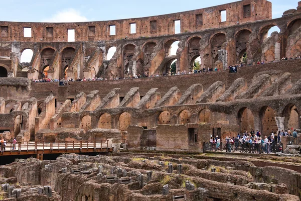 Pessoas no Coliseu de Roma, Itália — Fotografia de Stock