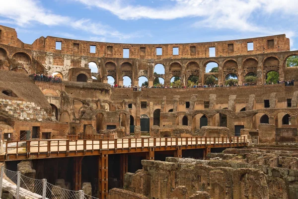 Personas en el Coliseo de Roma, Italia — Foto de Stock