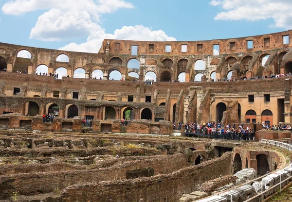 Pessoas no Coliseu de Roma, Itália — Fotografia de Stock