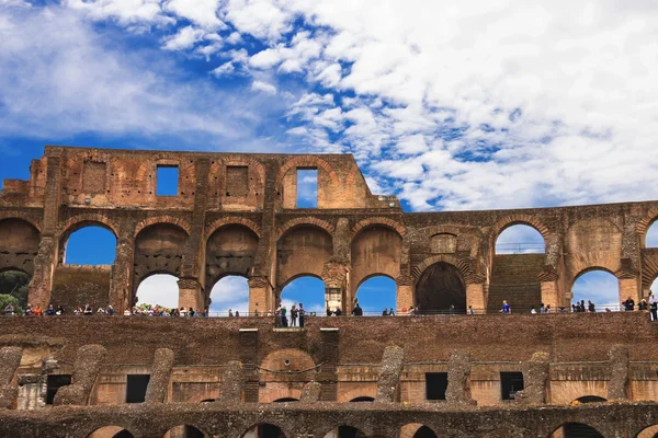 Personas en el Coliseo de Roma, Italia — Foto de Stock