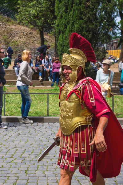 Acteur représentant une légionnaire romaine pour les touristes près du Colisée. Rome, Italie — Photo